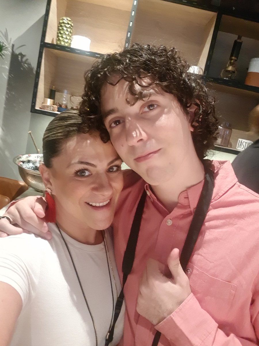 NaxlaMina's tweet photo. Mi muy querido @Rabahrex aqui recargando la pila!!!! #MinecraftCreatorSummit2018 https://t.co/CmYH5CnR0r