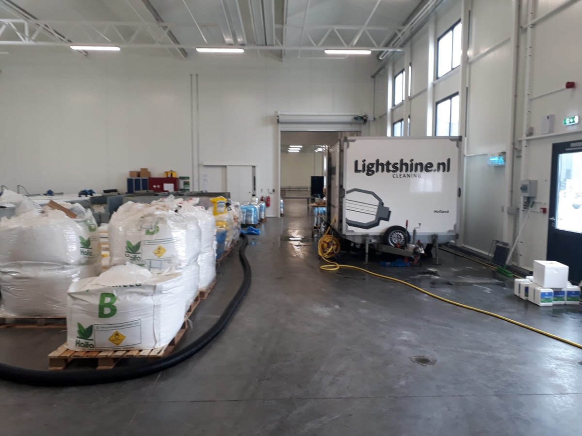 jeffvdbogert's tweet photo. Momenteel zijn wij met een mooi project van maar liefst 26.000 reflectoren bezig bij #kaaijgreenhouses @redstar_nl #lightshine #optimaalbelichten! #UK https://t.co/AH3xbb5F34