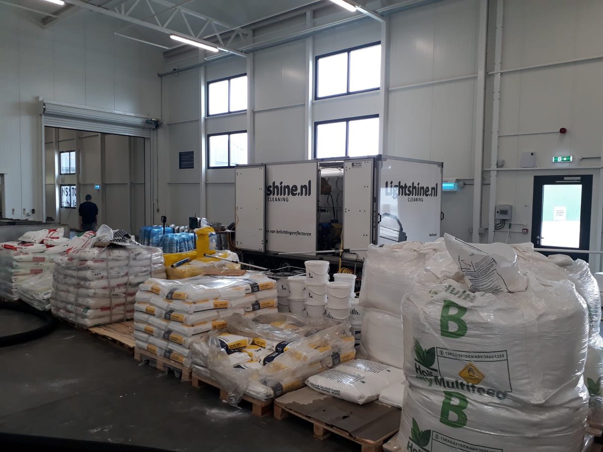 jeffvdbogert's tweet photo. Momenteel zijn wij met een mooi project van maar liefst 26.000 reflectoren bezig bij #kaaijgreenhouses @redstar_nl #lightshine #optimaalbelichten! #UK https://t.co/AH3xbb5F34