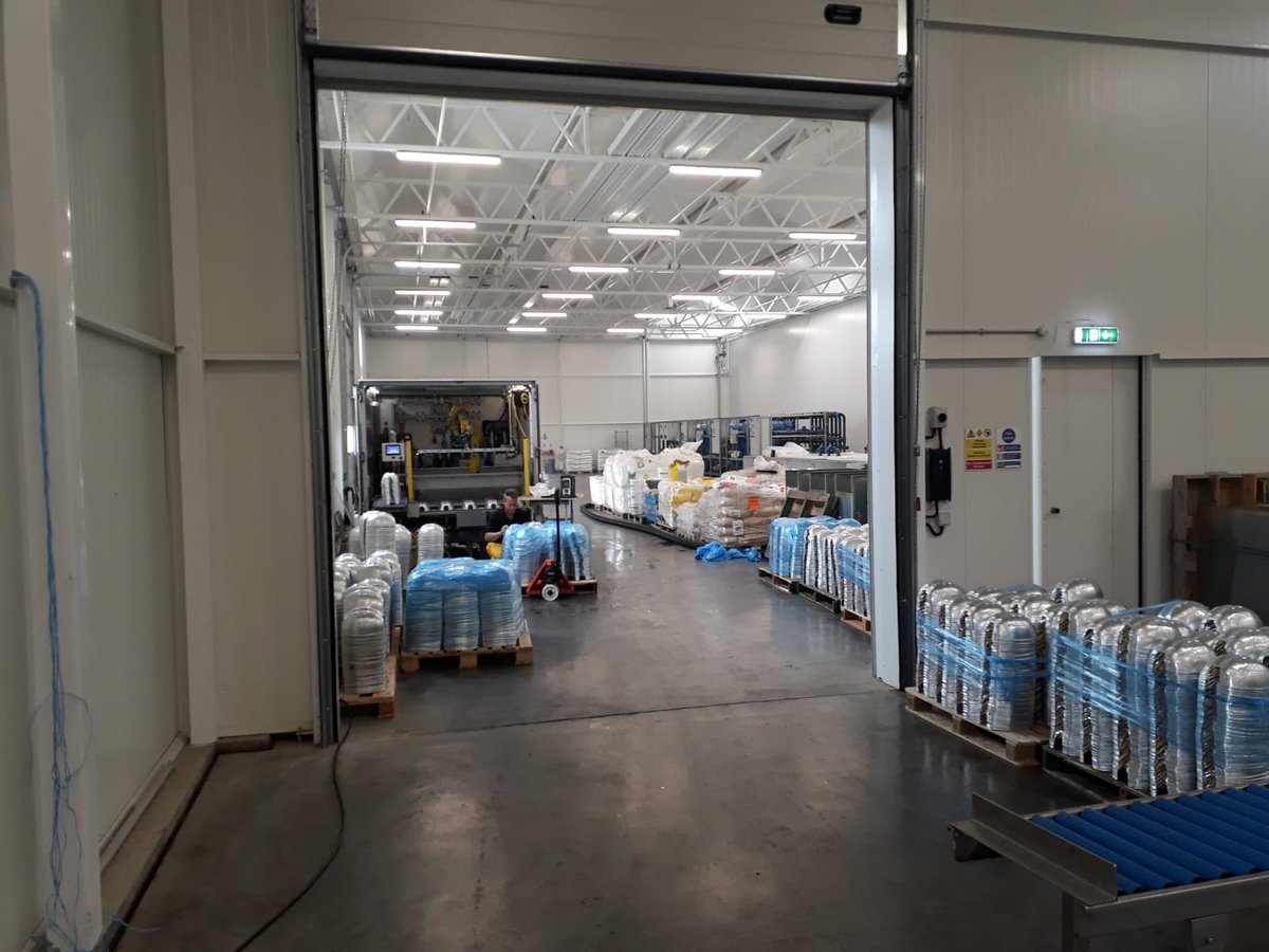 jeffvdbogert's tweet photo. Momenteel zijn wij met een mooi project van maar liefst 26.000 reflectoren bezig bij #kaaijgreenhouses @redstar_nl #lightshine #optimaalbelichten! #UK https://t.co/AH3xbb5F34