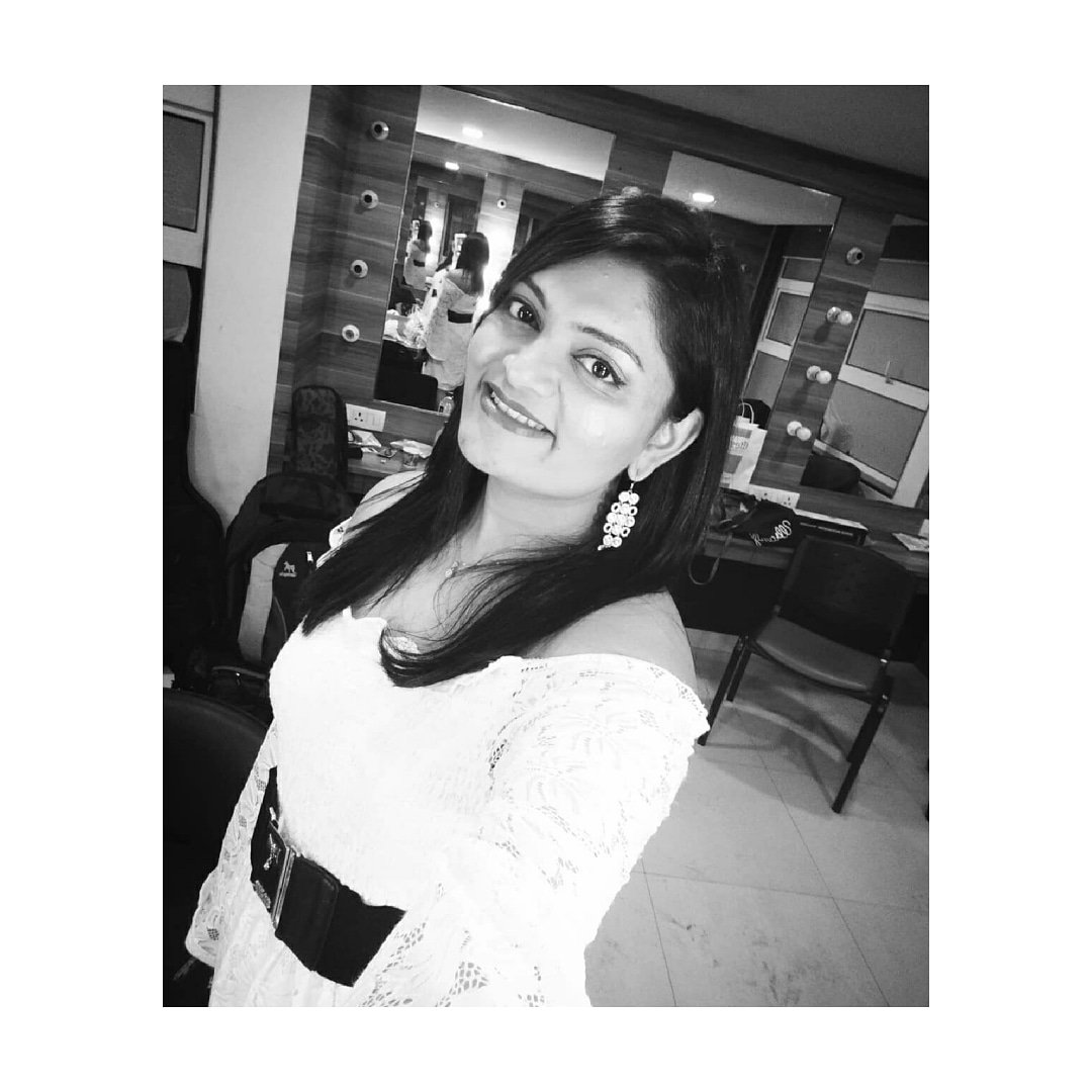 N_Sharanya's tweet photo. Dressing room scenes!  
#ragahaus #arkevents #aspeeauditorium #singer  #vocalist  #indiansinger #playbacksinger #bollywoodsinger #ootd #music #gigscenes #gigs #hollywoodmirror #melange https://t.co/EIJUTWDLk1