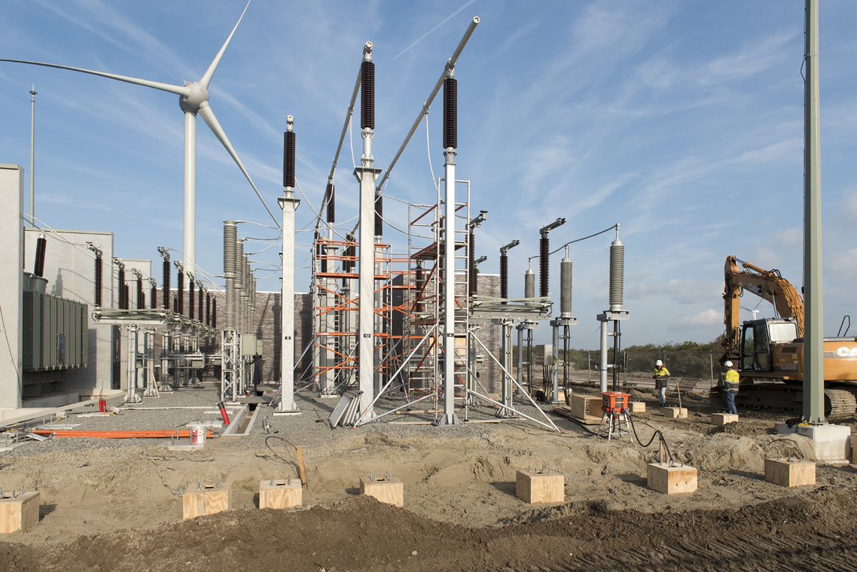 Volker_ES's tweet photo. Op het voormalig werkeiland Neeltje Jans verrees het windpark Bouwdokken. Wij verzorgden onder andere de netaansluiting van het windpark op het landelijk net. Dit bericht en de bijbehorende video laten meer zien van dit indrukwekkende windproject: https://t.co/fJlJLkOHgB https://t.co/9yvWREWK8u