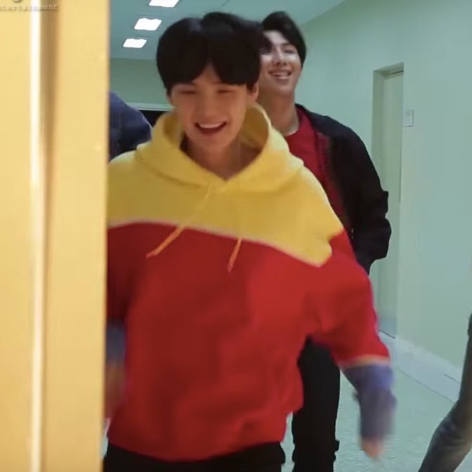 _xieca's tweet photo. Yeontan and yoongi share the same hoodie 💁💁💁 i stan this couple 💕 https://t.co/zuHdTRMnQ5