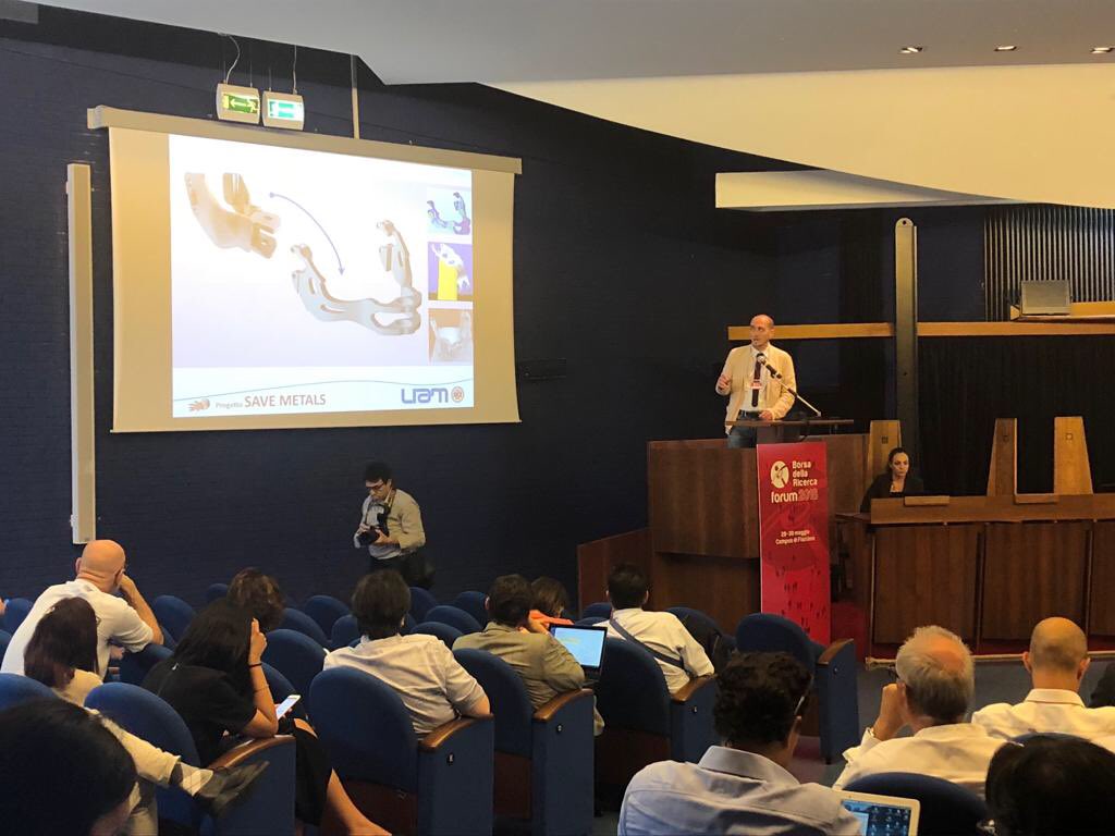 LIAM_spinoff's tweet photo. La presentazione di @IngAlfieri del nostro progetto SAVE METALS su #stampa3d e #AdditiveManufacturing alla Borsa della Ricerca 2018 #BdR2018 💡 https://t.co/arrfdbXESN