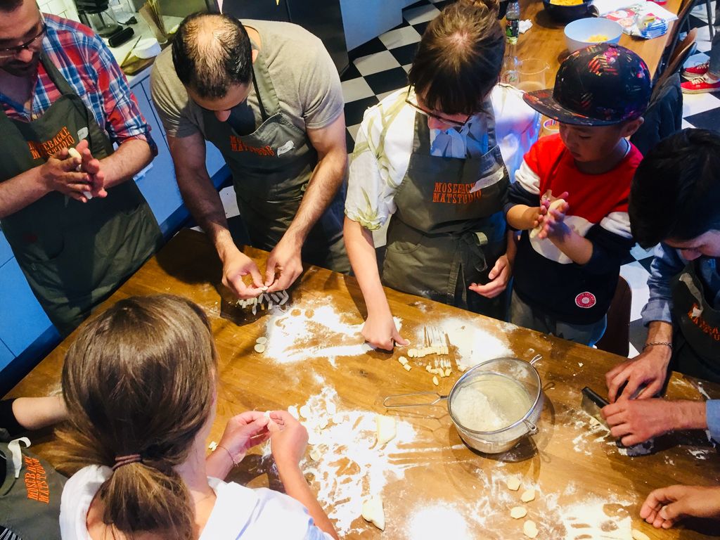 Tv-kocken Johanna Westman bjöd tillsammans med stjärn-ambassadören Karin in till pizzabakning på Mosebacke Studio igår kväll. Bjud du med någon på middag!