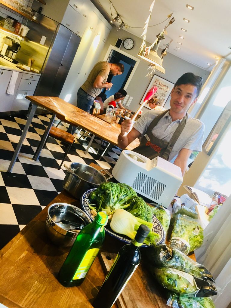 WelcomeApp_SWE's tweet photo. Tv-kocken Johanna Westman bjöd tillsammans med stjärn-ambassadören Karin in till pizzabakning på Mosebacke Studio igår kväll. Bjud du med någon på middag! https://t.co/qjTcZhYAaR