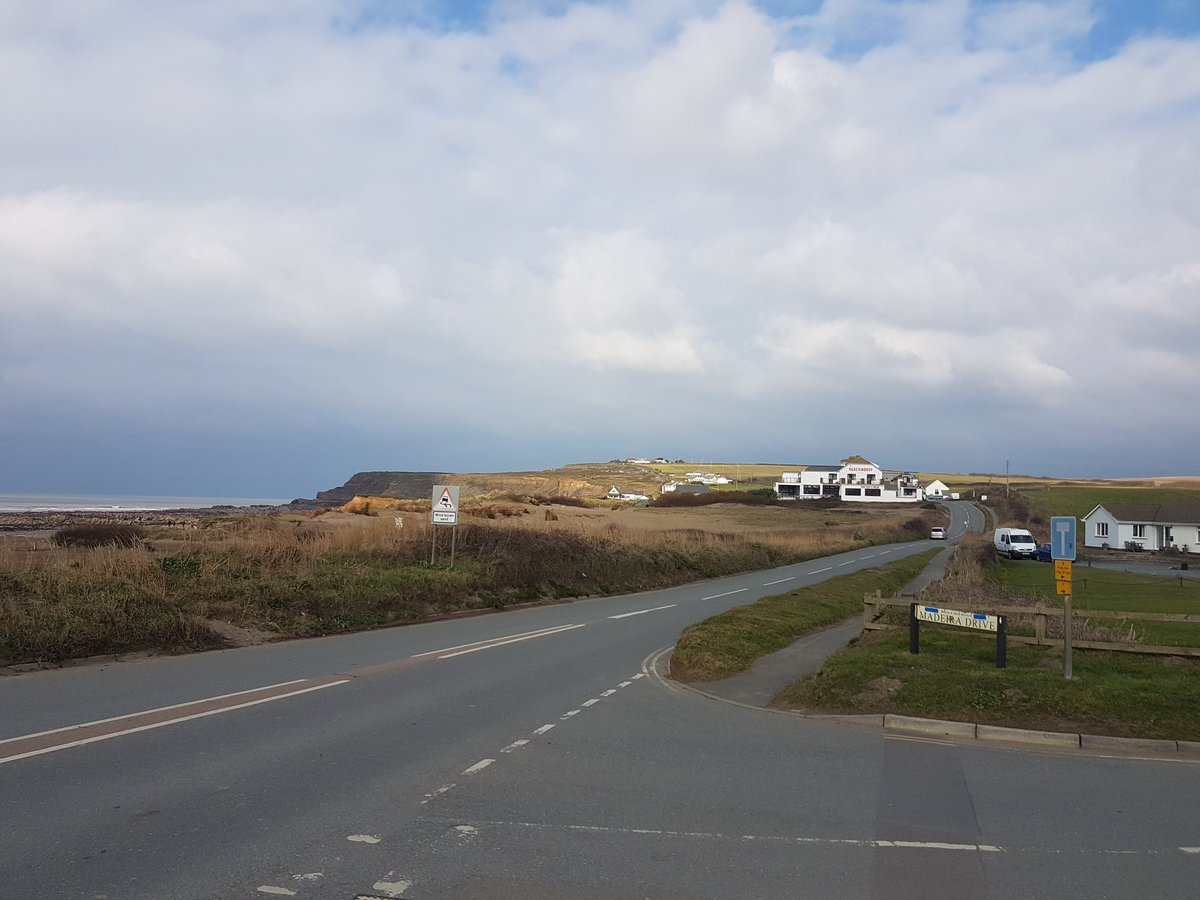 Widemouth Bay - Summer Bank Holiday week available 25/8-1/09 sleeps 7 in luxury and right on beach with fabulous <a href="/Bayviewinn/">Bayview Inn</a> within 3 mins walk