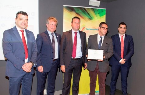Sispyme1's tweet photo. @david_alvarez2 e Iván Villar, nuestro Director Comercial recibiendo el Diploma de que acredita a @Sispyme1 como miembro del Club Asturiano de la Innovación @innovasturias https://t.co/vGQ5T5szlL