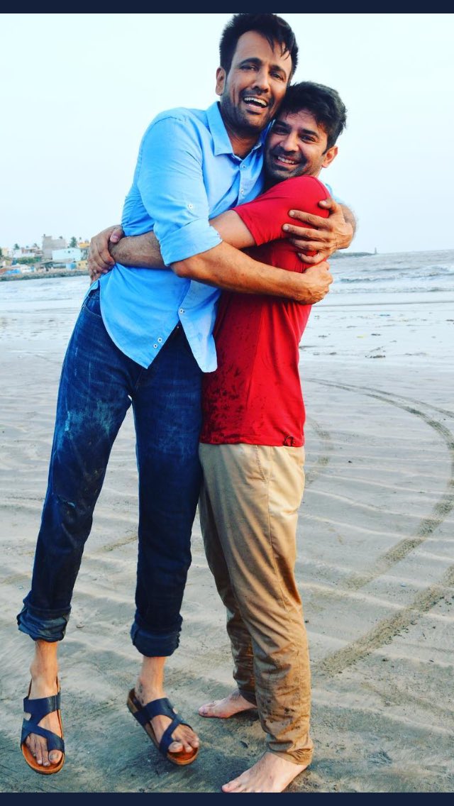 buradamutlu's tweet image. Tuttuğunu kaldırıyo Maşallah😁😁 @BarunSobtiSays @kaykaymenon02 #TGIDF