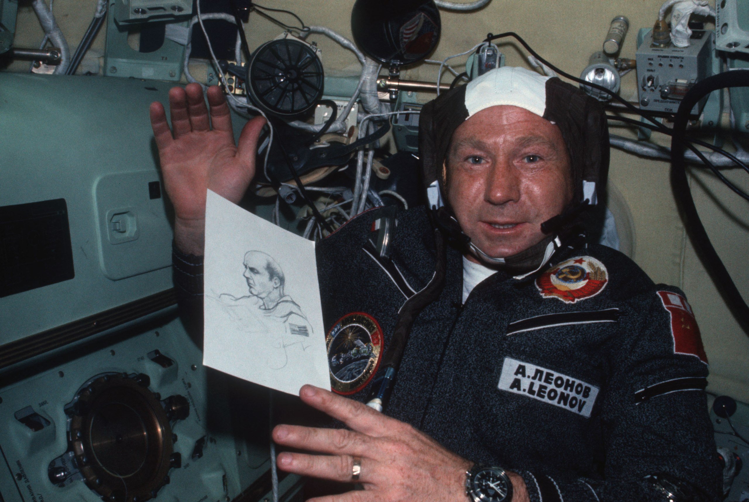 Seikoh Fukuma 今日は初めて宇宙遊泳をした宇宙飛行士アレクセイ レオーノフ氏の 84歳の誕生日と言うニュース T Co Slzashgtym T Co Fabluhfpc1 Twitter
