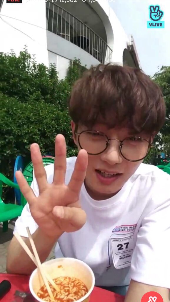 4-leaf clover means good luck ? 🍀 Good luck on this path my Longguo ahhh🐱🍀 ว่าแต่ที่กั๋วใบ้มันคืองี้ปะ แบบ ใบ Clover 4ใบ หายาก + โชคดีงี้~ (รอฟังเพลงต่อไป5555😂)

#Longguo #용국 #Yongguk #ยงกุก #JBJ