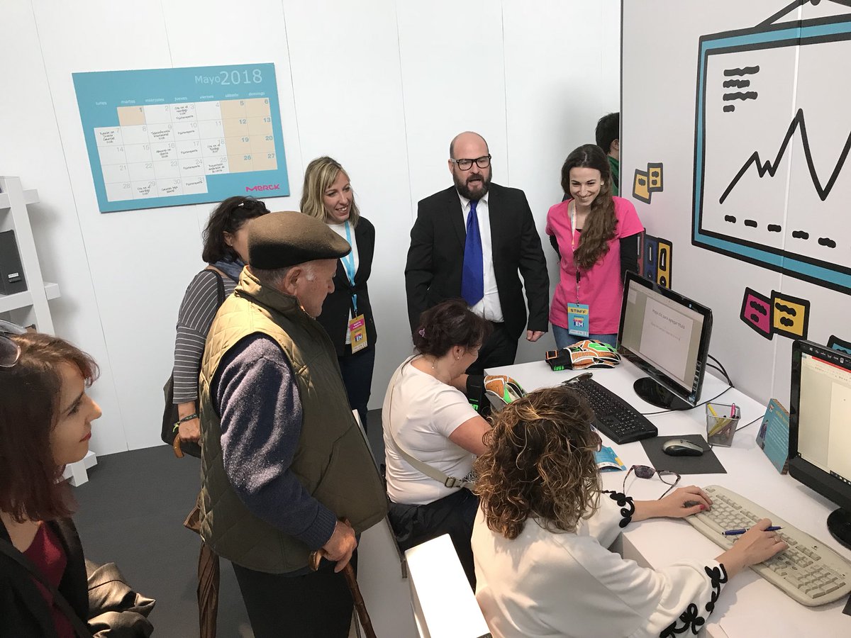 FundacionEMM's tweet photo. En la tienda de ultramarinos, en la gestoría, en el centro de salud, en la cancha de baloncesto. Hoy llevamos la #esclerosismultiple a nuestro barrio para que la conozcas mejor con profesionales de @FundacionEMM ¡#ConlaEM está en la calle! 🗣🔛 #DiaMundialEM #BringingUsCloser https://t.co/226dyjnC8U