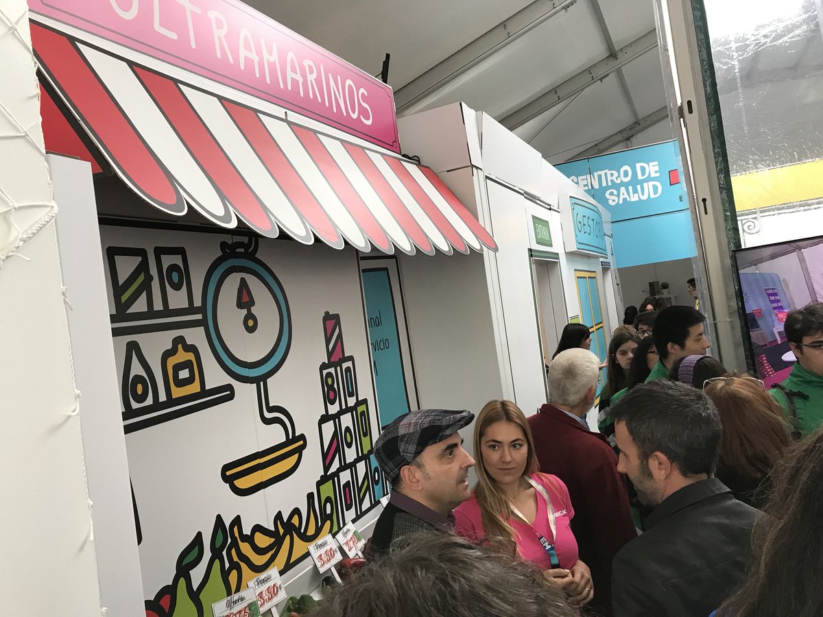 FundacionEMM's tweet photo. En la tienda de ultramarinos, en la gestoría, en el centro de salud, en la cancha de baloncesto. Hoy llevamos la #esclerosismultiple a nuestro barrio para que la conozcas mejor con profesionales de @FundacionEMM ¡#ConlaEM está en la calle! 🗣🔛 #DiaMundialEM #BringingUsCloser https://t.co/226dyjnC8U