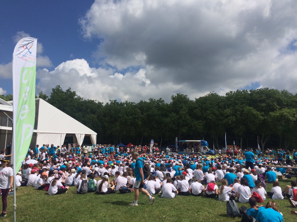 CentreUsep's tweet photo. Étape régionale du P'tit tour USEP, plus de 1000 écoliers rassemblés à chambord (41) pour partager l'aventure de l'étoile cyclo @useploiretcher @USEP__37 @usepnationale https://t.co/qJgx000QsV