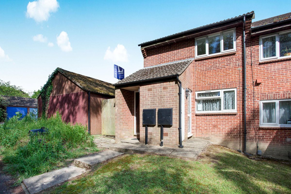 **HOT PROPERTY ALERT** Priced to go - 1 Bedroom Maisonette in Southbrook Road, £700 per month - bit.ly/2L6smED Contact us now on 01293 553889 to book a viewing!