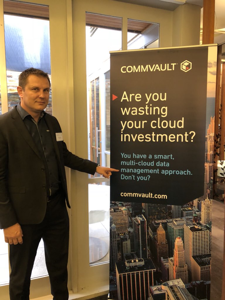 lisapars's tweet photo. @cgondek Getting ready for a full house at #dataExperts talking about Multi-cloud https://t.co/kObBfeDrqI