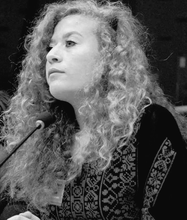 مشكلة #عهد_التميمي في سجون الصهاينة هي أن أجتمع عليها ظلم السجن والسجان والأصعب هو خزلان العرب لها ولقضيتها منعت عنها الزيارة ومنعت عنها الرياضه ومنع عنها المصحف ووضعت في سجن أنفرادي لا يشبة شئ سوا القبر عهد تستغيث بالله وحده وتستنصركم بدعواتكم لها ولفلسطين وبنشر هذه التغريده