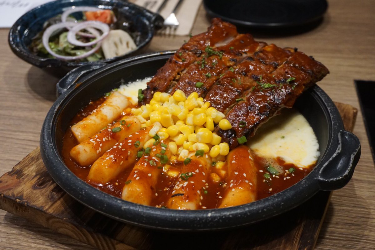 Eatleklek's tweet photo. James Cheese Back Rib with cheese ใครสายชีสก็มาลองกันได้ มีแบบเซตกลางวัน 289 บาท ขนาดกำลังพอดีกิน ซี่โครงหมูนุ่มเนื้อเยอะดีกินกับชีสยืดๆ แนะนำให้สั่งซุปกิมจิไม่ก็ข้าวผัดกิมจิมาตัดเลี่ยนด้วย มีเซตอาหารกลางวัน 189 บาท #cheese 
📍James cheese central World ชั้น 6 https://t.co/9v2jEpShpr