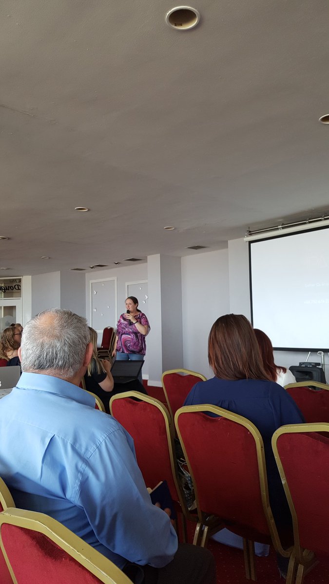Usually a dry topic, but definitely made interesting by the fab <a href="/esther_ipauk/">Esther Ocampo</a> #socialmediawex #googleanalytics