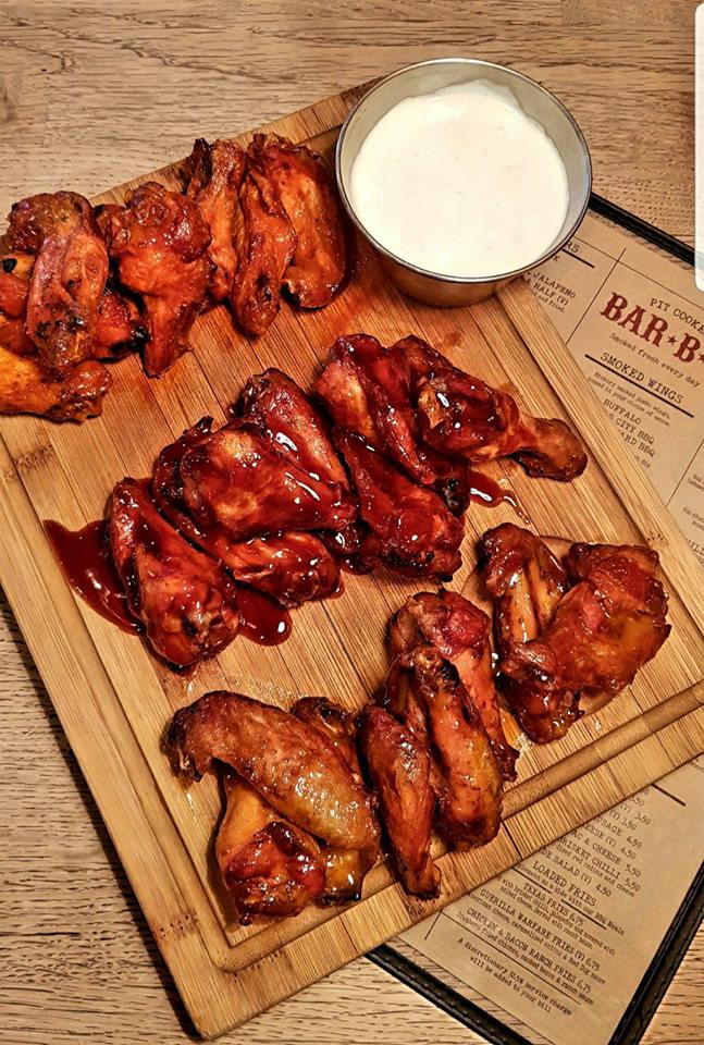 RedDogSaloonN1's tweet photo. Thunder rain lightening and we still have the BBQ going come down and try our smoked wings buffalo BBQ or honey mustard 6,12 or 24 #humpwednsday #wingwednsday #chicken #chickenwings #smokedwings #summerstorm #reddogsaloon #Hoxton #clapham #soho #southampton #nottingham #liverpool https://t.co/nB8nZe0ixY