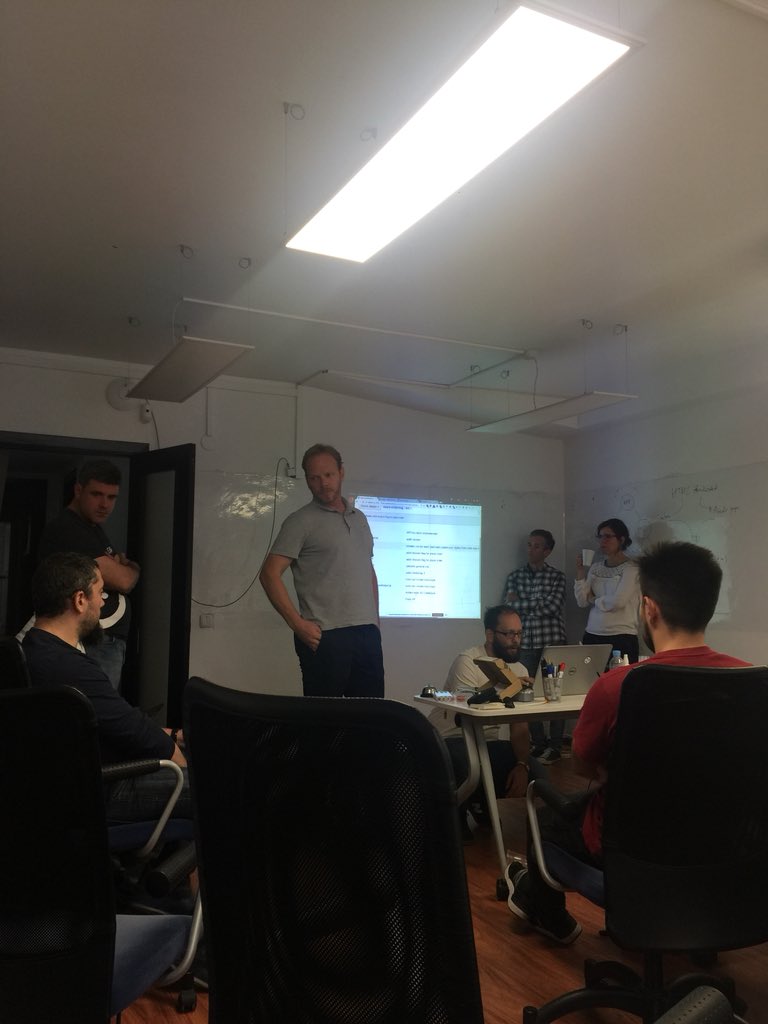 aspgems's tweet photo. Hablando de #React  storybook para tener todos los componentes de la App en una sola guia. 
#miercolesdetodos 
Así son los equipos de Aspgems: desarrollo, diseño, dirección técnica... #equipomultidisciplinar https://t.co/ub5eZ5Uo4c