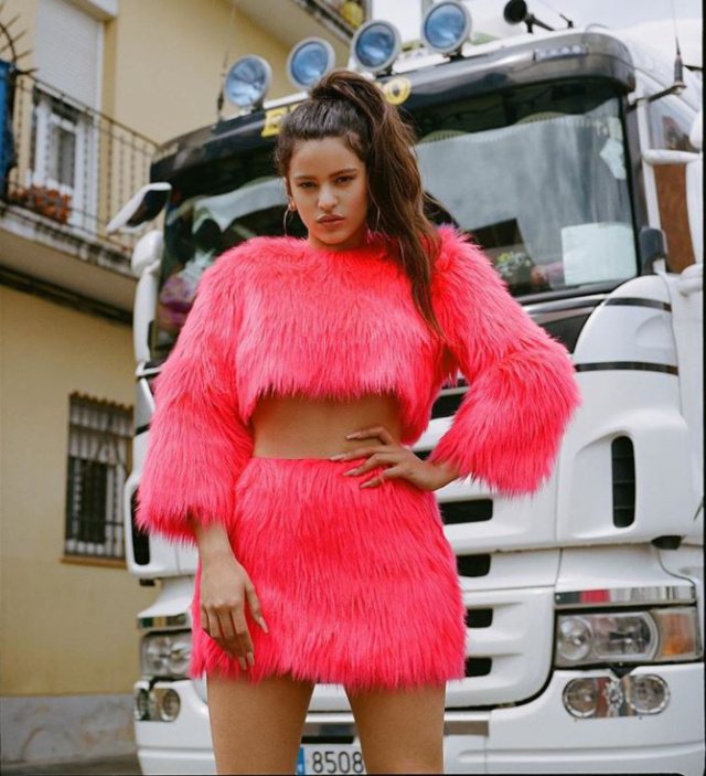 MaestrosCostura's tweet photo. Total look de @Mariaescote en el último single de @rosaliavt #malamente ¡Os dejamos con el vídeoclip! https://t.co/MbdxSaHBh5 https://t.co/LdEo2IfBdW