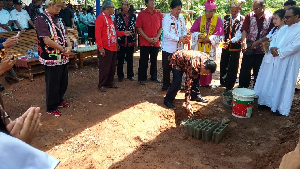 PDIP_Kalbar's tweet photo. Ketua DPD Pdi Perjuangan meletakkan Batu pertama pembangunan Gereja Katolik Santo Marius stasi tikalong paroki santo paulus Bunut. Kec. Kalis Kab. Kapuas Hulu.
#PDIPerjuangan
#kalbarpilihKarolinGidot https://t.co/AxifOdj0LT