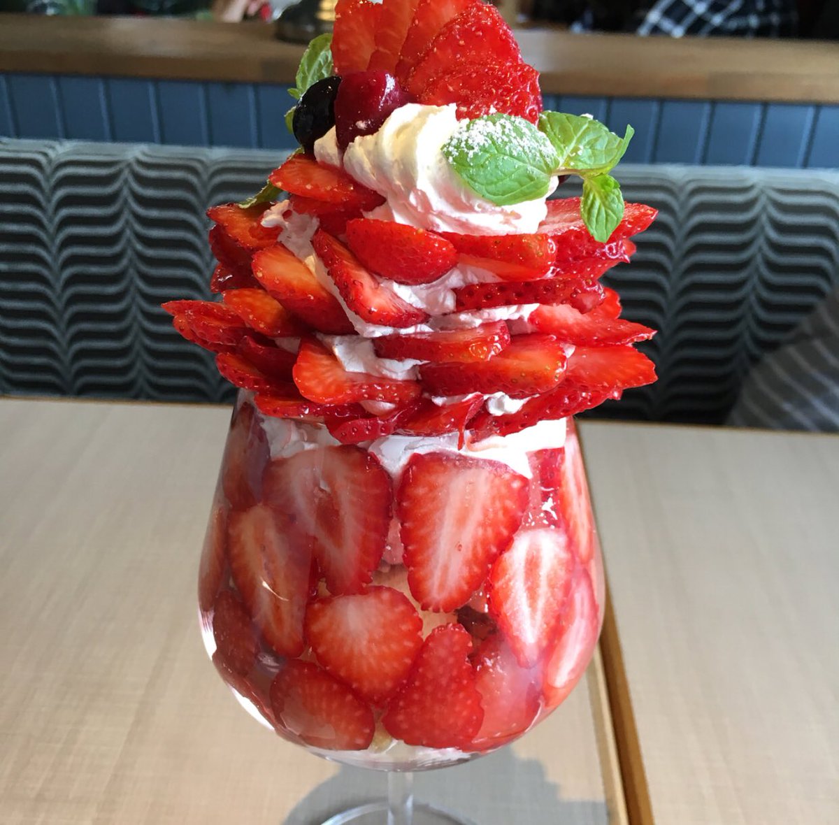 💐いちごパーフェ💐

みなさん甘いもの好きですかー⁇(● ˃̶͈̀ロ˂̶͈́)੭ꠥ⁾⁾

はいっ🙋🏻‍♀️
すんごい大好きです♡

1人でも食べに行っちゃいます爆藁

お金があると好きな時にに好きな事が出来るの良いですね❣️