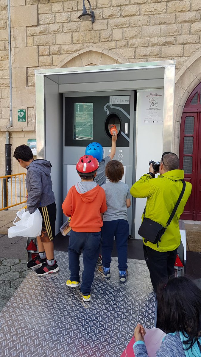 _Retorna's tweet photo. En Estella-Lizarra, desde los más pequeñ@s hasta los más mayores han entendido al instante que devolviendo los envases, latas y botellas no acaban tiradas por el entorno. #NavarraXlosRetornables #sddr #residuos #noplastic https://t.co/D1KI6RfTXu