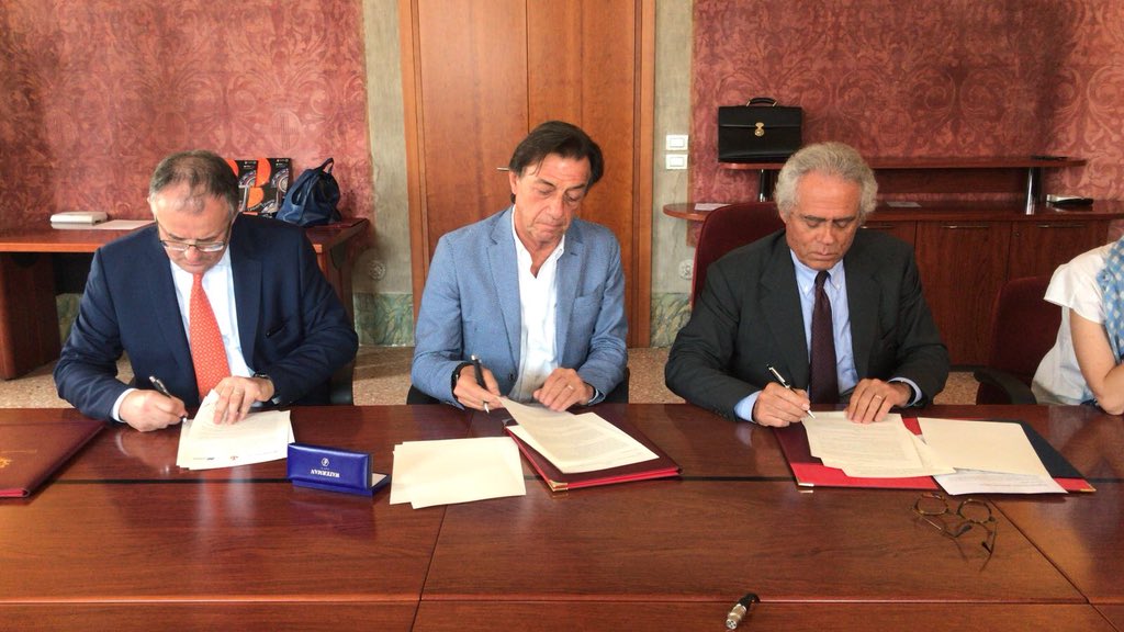 conai's tweet photo. CONAI, @comunepadova e @AcegasApsAmga hanno sottoscritto un protocollo d'intesa per migliorare la performance cittadina della raccolta degli imballaggi, sia a livello di quantità e sia di qualità #RaccoltaDifferenziata #Riciclo #Padova https://t.co/Loh6rgnFg7
