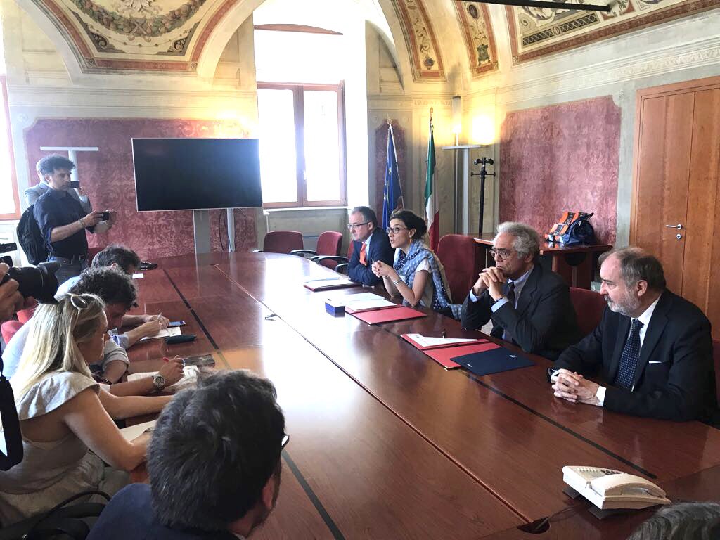 conai's tweet photo. CONAI, @comunepadova e @AcegasApsAmga hanno sottoscritto un protocollo d'intesa per migliorare la performance cittadina della raccolta degli imballaggi, sia a livello di quantità e sia di qualità #RaccoltaDifferenziata #Riciclo #Padova https://t.co/Loh6rgnFg7
