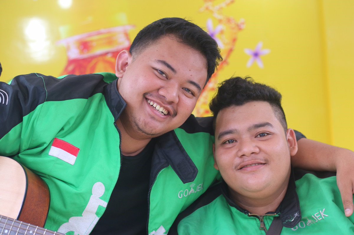 gengojol's tweet photo. Inilah foto keseruan kita hari ini. Terima kasih @studioeastradio. Seru banget asli! Jangan bosen request lagu kita terus, ya. 😜

Setelah ini, kita bakal langsung lanjut ke @rakafmbandung. Yuk mari merapat, gengs! 💪 https://t.co/yOoBLHAckL