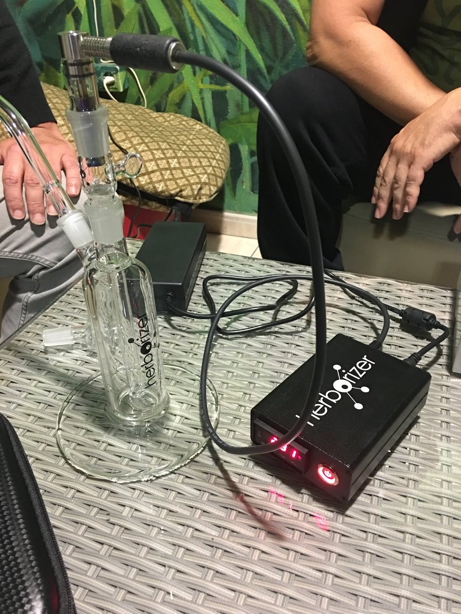 AlchimiaGrow's tweet photo. Probando el nuevo nail de titanio de #Herborizer
Esta vez con un verdadero e-nail en lugar del potenciómetro.
Permite calentar para hierba o aceite en 2 minutos que antes eran 15 ^^ https://t.co/jkvlKQ0ldw