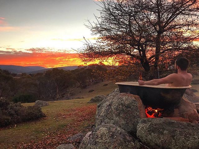 LoveOfJindabyne's tweet photo. Bring back the weekend!!
.
.
📷 @codycalder
・・・
Perfect way to end the long weekend with my favourite @danielle_cooper at the farm #jindabyne #farm #bath #sunset #firebath #fire #countryside #lovejindy #SnowyMountainsNSW #MountainLife #MountainLiving … https://t.co/GdkqNc0jJX https://t.co/HW1LODtMHr