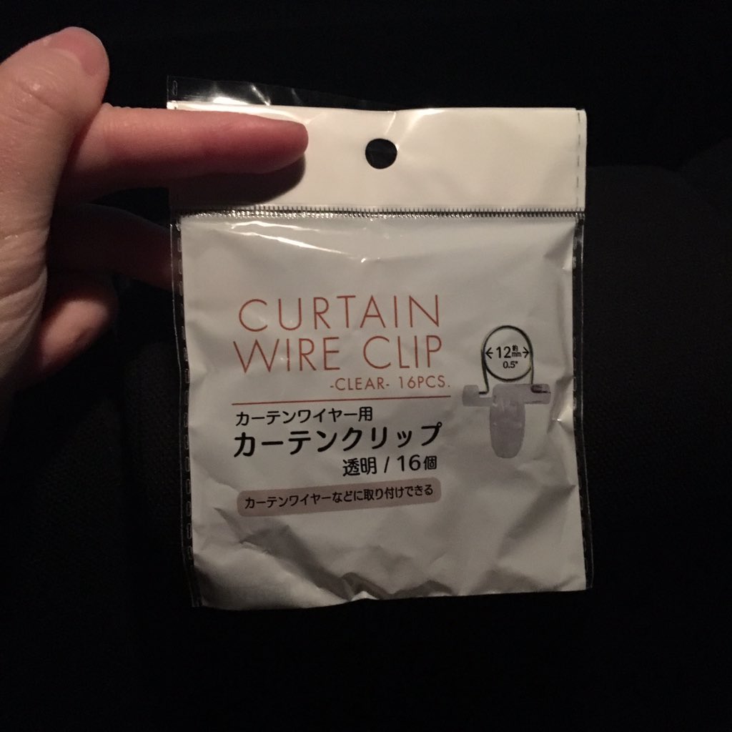 てう ロケ撮影などで車で着替える機会が多いレイヤーさんにお伝えしたいのですが ダイソーに売ってるカーテンワイヤーとカーテンクリップとてもいいです たぶん説明するより 買って試した方がわかってもらえる気がします