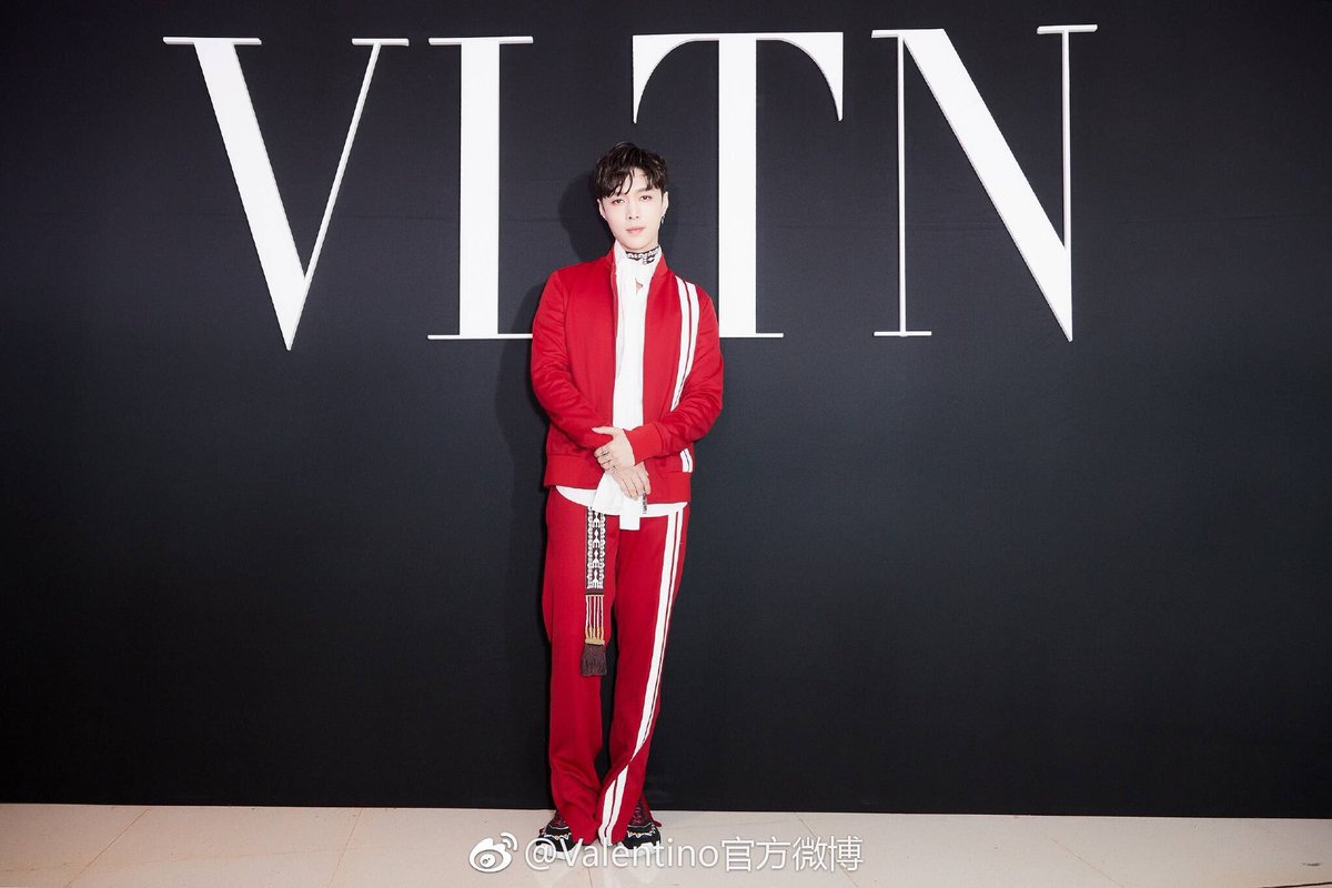 exohuniverse's tweet photo. My boys are slaying the high end fashion brands and the fashion industry.

Park Chanyeol for Tommy Hilfiger
Zhang Yixing for Valentino
Oh Sehun for Louis Vuitton
Kim Jongin for Gucci

#dafBAMA2018EXO
@weareoneEXO https://t.co/JR6NFctPFX