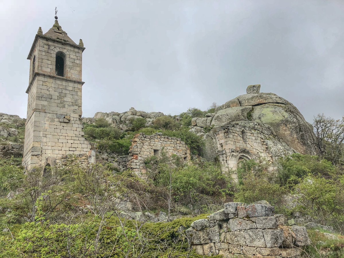 JavierPerezARGI's tweet photo. CUENTAN por los pueblos de los valles de Amblés y el Corneja que, en tiempos no tan lejanos, se recordaba a los frailes que vivieron en el monasterio del Risco con este dicho: «¿Monje, ¿qué hiciste, que al Risco fuiste?» Mi artículo de opinión completo en: https://t.co/GG7uBwHwFy https://t.co/tasWvbaBRr