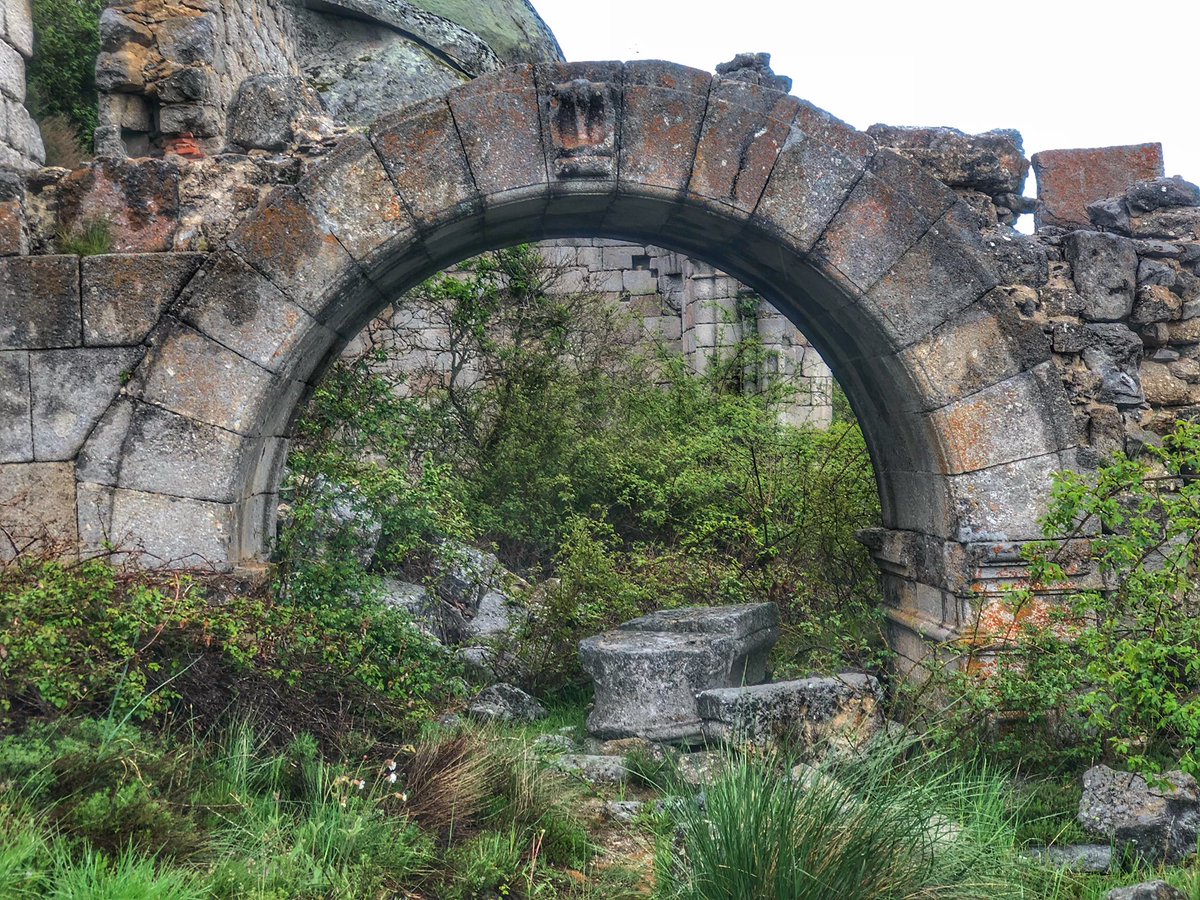 JavierPerezARGI's tweet photo. CUENTAN por los pueblos de los valles de Amblés y el Corneja que, en tiempos no tan lejanos, se recordaba a los frailes que vivieron en el monasterio del Risco con este dicho: «¿Monje, ¿qué hiciste, que al Risco fuiste?» Mi artículo de opinión completo en: https://t.co/GG7uBwHwFy https://t.co/tasWvbaBRr