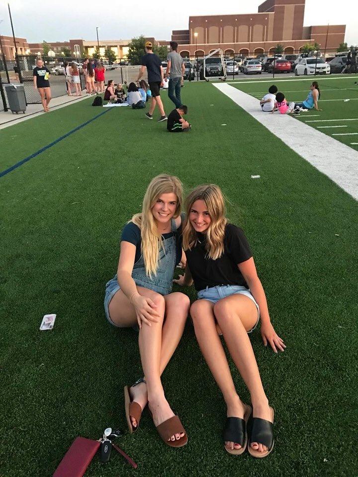 allyn_tyer's tweet photo. senior sunset w/ my red raider gal pals❤️🖤 #lbkbound https://t.co/QWk0RuRo2u