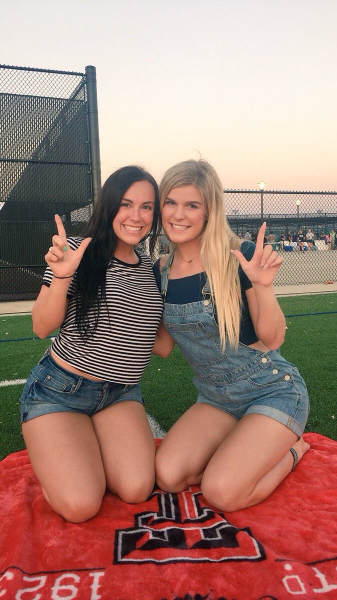 allyn_tyer's tweet photo. senior sunset w/ my red raider gal pals❤️🖤 #lbkbound https://t.co/QWk0RuRo2u