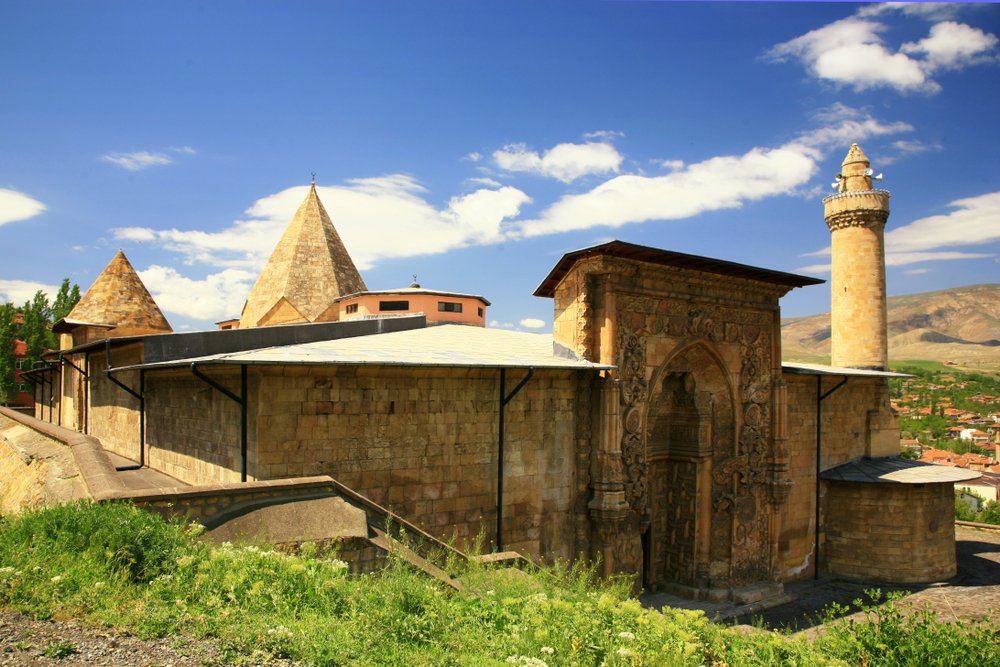 Neredeyse 800 yıllık bir mimari harikası! 1985’te UNESCO Dünya Tarihi Mirasları listesine alınan, eşsiz tasarımı, benzerine az rastlanan süslemeleri ve avlusundaki şifahanesi ile Sivas’taki Divriği Ulu Camii ve Darüşşifası…