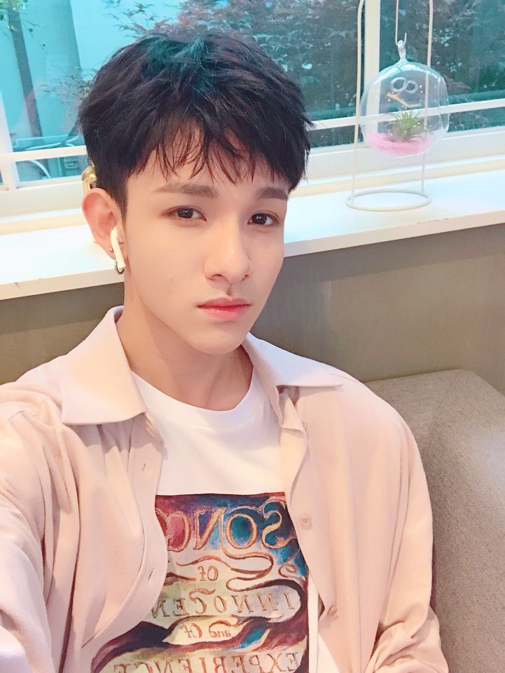 bravepunch_'s tweet photo. 180530 #쇼챔피언 무대 완료!❤️
오늘 드디어 TEENAGER 첫방!! 첫 컴백무대 함께해준 가넷 너무 고맙고 감사합니다! 오늘 처음 TEENAGER 무대 공개했는데 어땠어요?☺️ 내일도 더 멋진 모습 보여줄테니까 기대 많이 해주세요 사랑합니다 가넷😻 내일 엠카에서 만나요!!
-
#사무엘 #Samuel 
#TEENAGER https://t.co/8zOk93mWRm