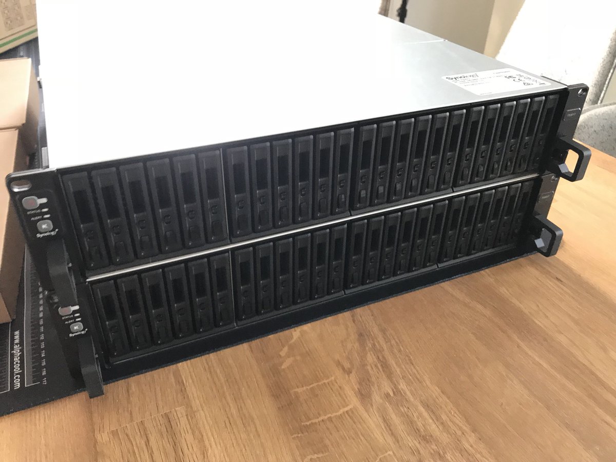 hardwareluxx_de's tweet photo. Wir haben gerade einen Kleinwagen geliefert bekommen… Zwei #FlashStation von @Synology (FS3017) werden in den nächsten Tagen ins Rechenzentrum gebracht. https://t.co/1fRsmK0HwX