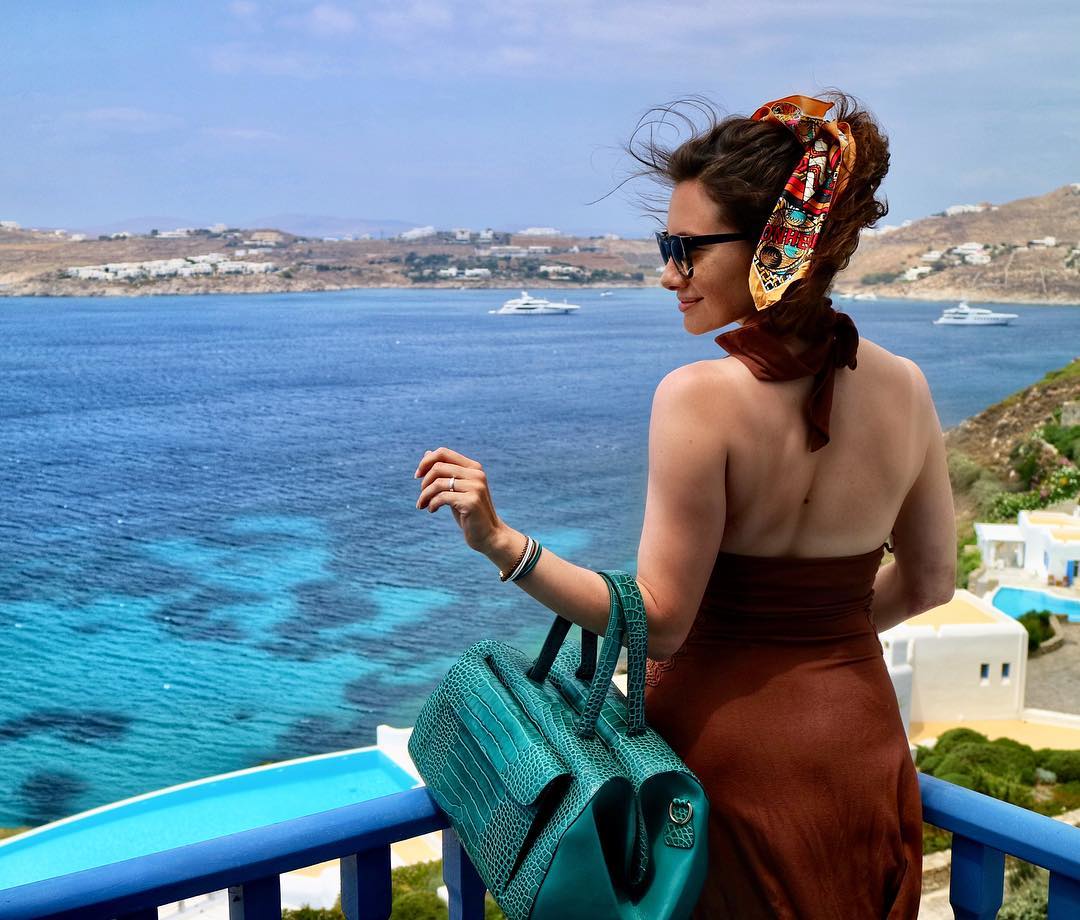 bestworldyet's tweet photo. Once upon a time, we spent a few months hopping around the Greek islands. We fell in love with the Mediterranean Sea... the swanky beaches... the sunsets... and the delicious gyros 😋 #goodtobeback #mykonos🇬🇷 #villalife @onefinestay 📸 TRAVEL BAG 👜 @BAUDEParis 💙 @BAUDEELODIE https://t.co/7AzAFs8uuc