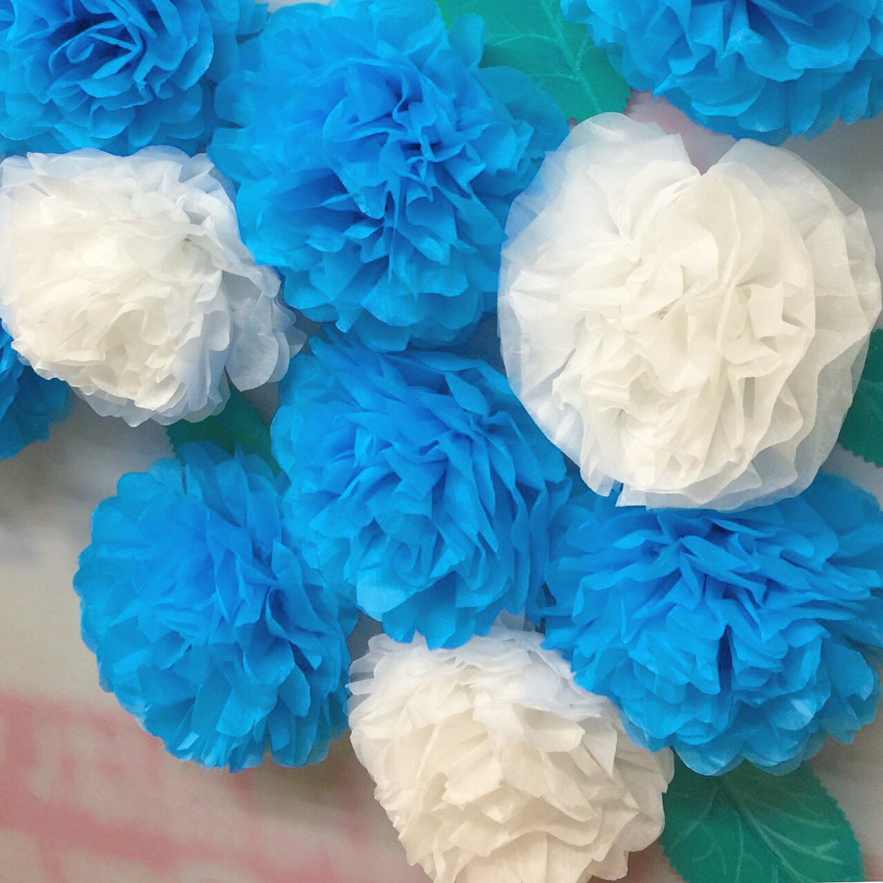 文房具のトミゼン 公式 夏の飾りつけ 進行中 お花紙は 簡単に華やかなお花を作れるので お店の模様替えによく使っています ブルーと白は すごく爽やかです お花紙 いろんな色がありますよ お取り寄せもできます 模様替え Diy パーティ