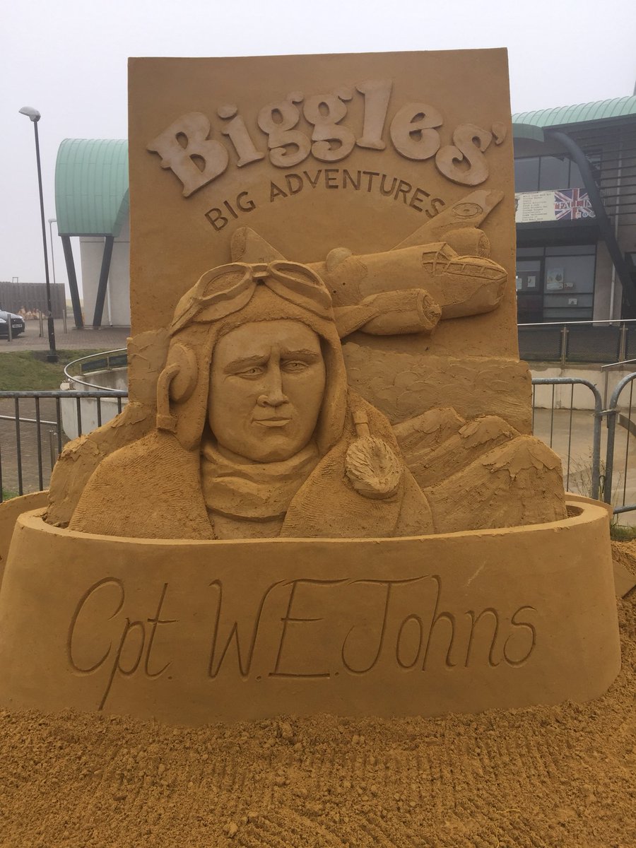 Carl_Quartz's tweet photo. Thank you @joannewelford and @NaomiCorrigan for your excellent reports on @KOTSRedcar event. The sand art is amazing. If you get an opportunity please do visit. Weather like this makes them hard to protect so I hope it picks up soon🤞🏻 @SandSculptureUK

https://t.co/9LdSJVSfq6 https://t.co/TWbSMxT2cK