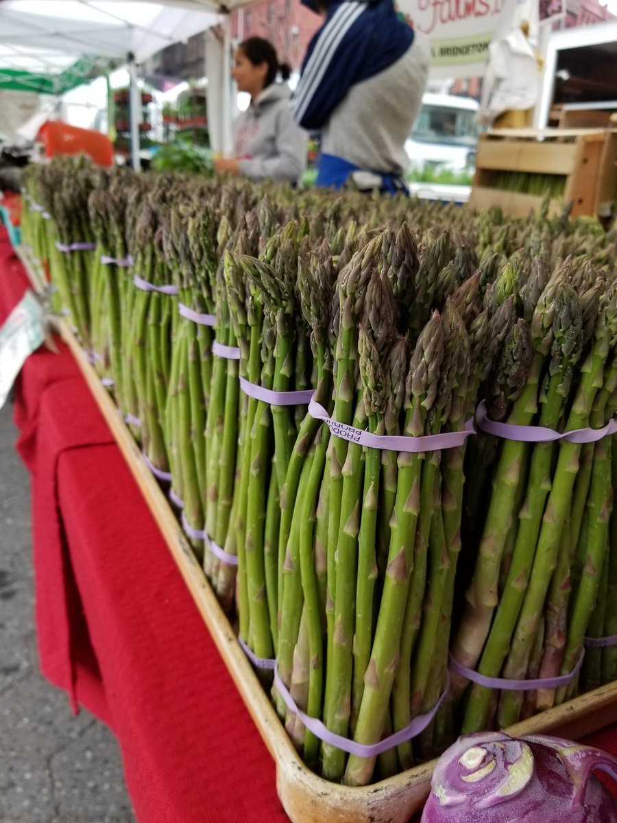 cherrylanefarms's tweet photo. #strawberries are here in full force so come on down @UnSqGreenmarket #asparagus is still in season but only for a few more weeks so grab it while you can:^) https://t.co/Ue9n8Bivt2