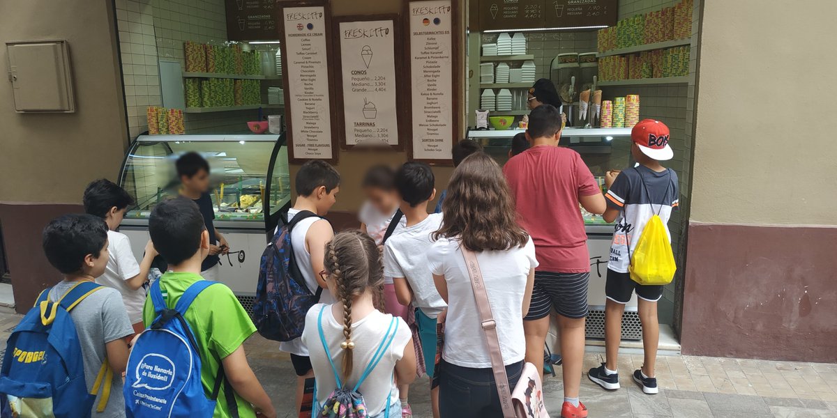 educaviajes's tweet photo. Hoy hemos pasado una mañana genial por el centro de Málaga con el CEIP J.P de Vélez Málaga, han jugado a un Escape Room, dado un paseo por el casco antiguo y disfrutado de un helado junto al Teatro Romano, ¡ un merecido descanso a final de mayo! https://t.co/hKmVv8Ym7S