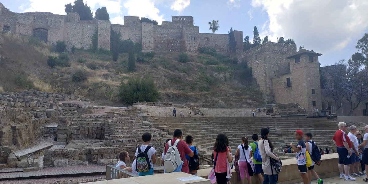 educaviajes's tweet photo. Hoy hemos pasado una mañana genial por el centro de Málaga con el CEIP J.P de Vélez Málaga, han jugado a un Escape Room, dado un paseo por el casco antiguo y disfrutado de un helado junto al Teatro Romano, ¡ un merecido descanso a final de mayo! https://t.co/hKmVv8Ym7S