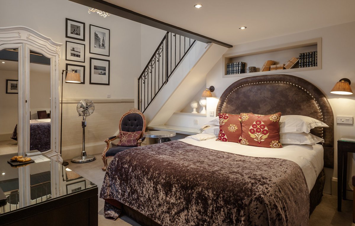 GreatJohnStreet's tweet photo. Wait for the weekend in style and luxury with one of our midweek staycation rates! https://t.co/IFL2bwSub4 #Manchester #TheEclecticWay https://t.co/ttOUyxFOAS